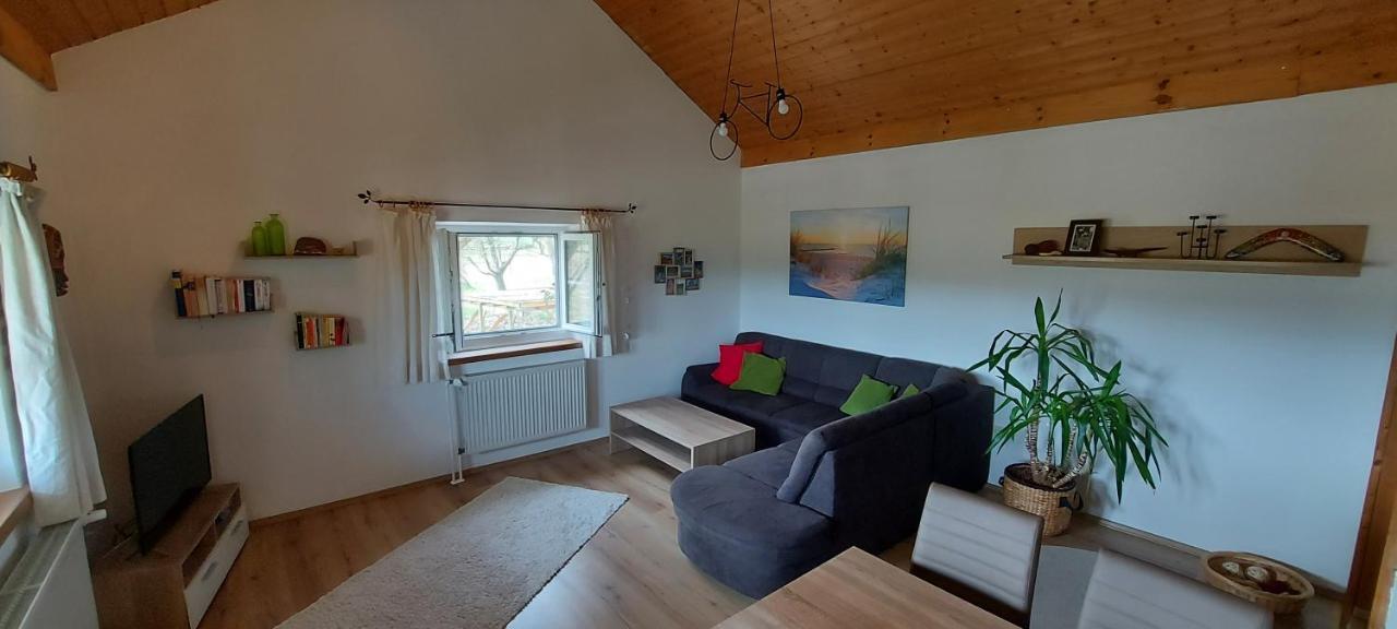 Ruhig Gelegene Ferienwohnung Im Gruenen Mit Terrasse Und Kleinem Garten Rotthalmuenster Bagian luar foto