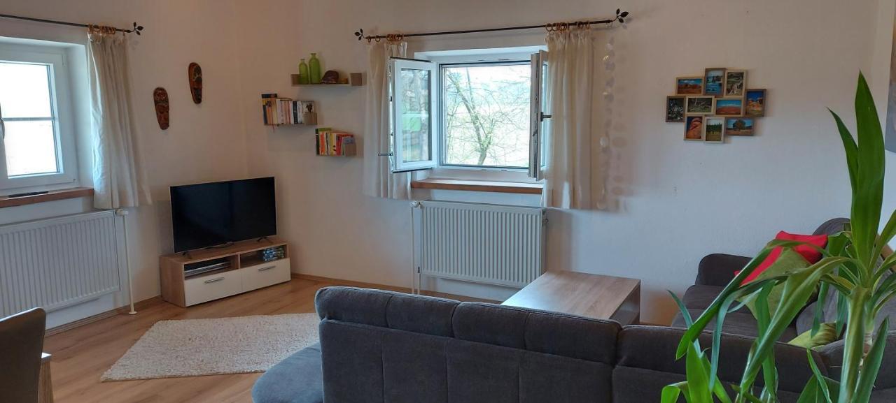 Ruhig Gelegene Ferienwohnung Im Gruenen Mit Terrasse Und Kleinem Garten Rotthalmuenster Bagian luar foto