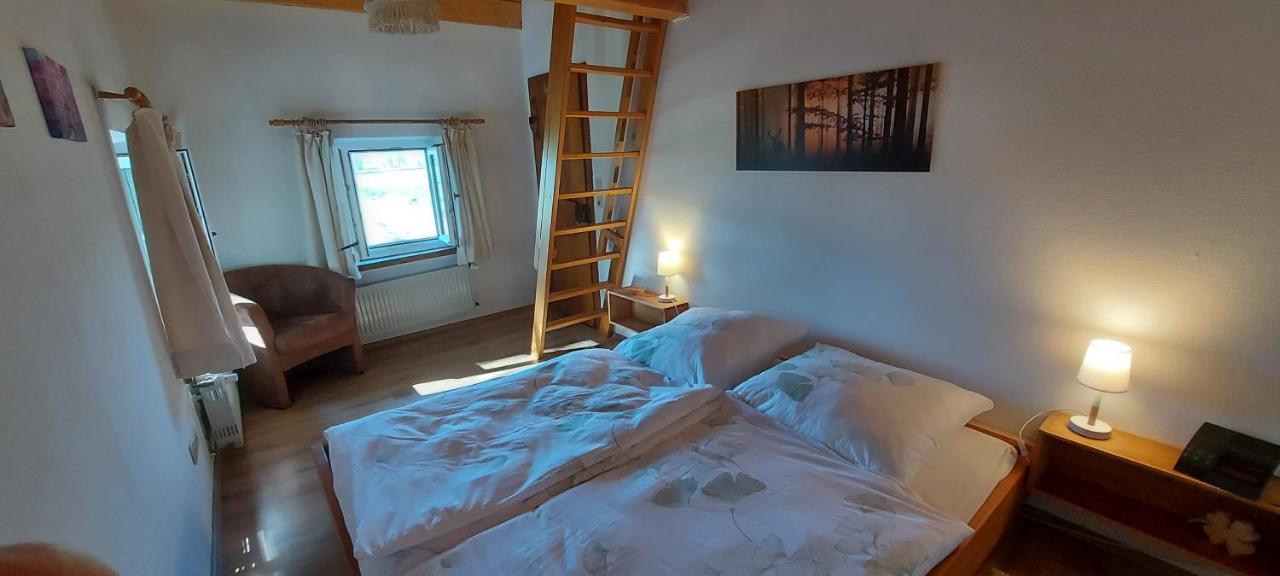 Ruhig Gelegene Ferienwohnung Im Gruenen Mit Terrasse Und Kleinem Garten Rotthalmuenster Bagian luar foto