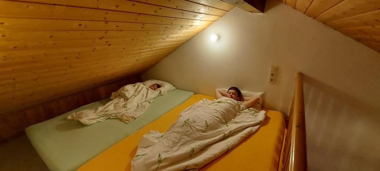 Ruhig Gelegene Ferienwohnung Im Gruenen Mit Terrasse Und Kleinem Garten Rotthalmuenster Bagian luar foto