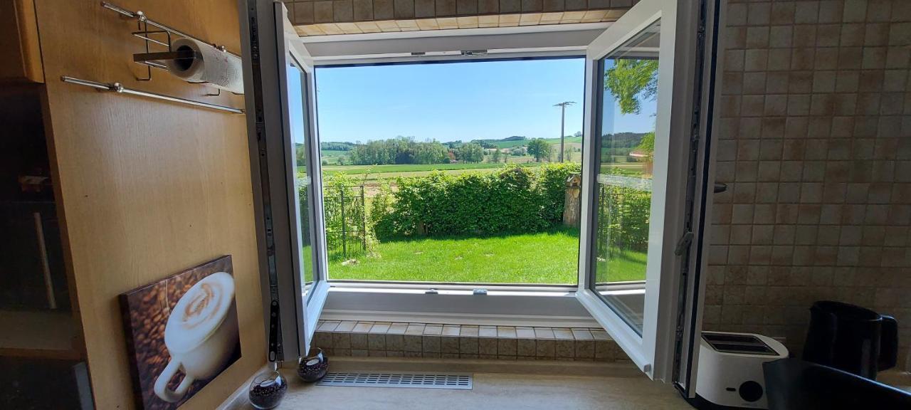 Ruhig Gelegene Ferienwohnung Im Gruenen Mit Terrasse Und Kleinem Garten Rotthalmuenster Bagian luar foto