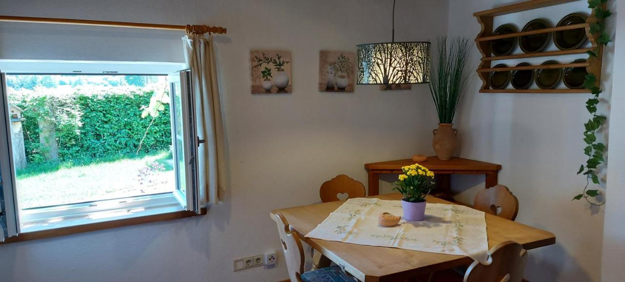 Ruhig Gelegene Ferienwohnung Im Gruenen Mit Terrasse Und Kleinem Garten Rotthalmuenster Bagian luar foto