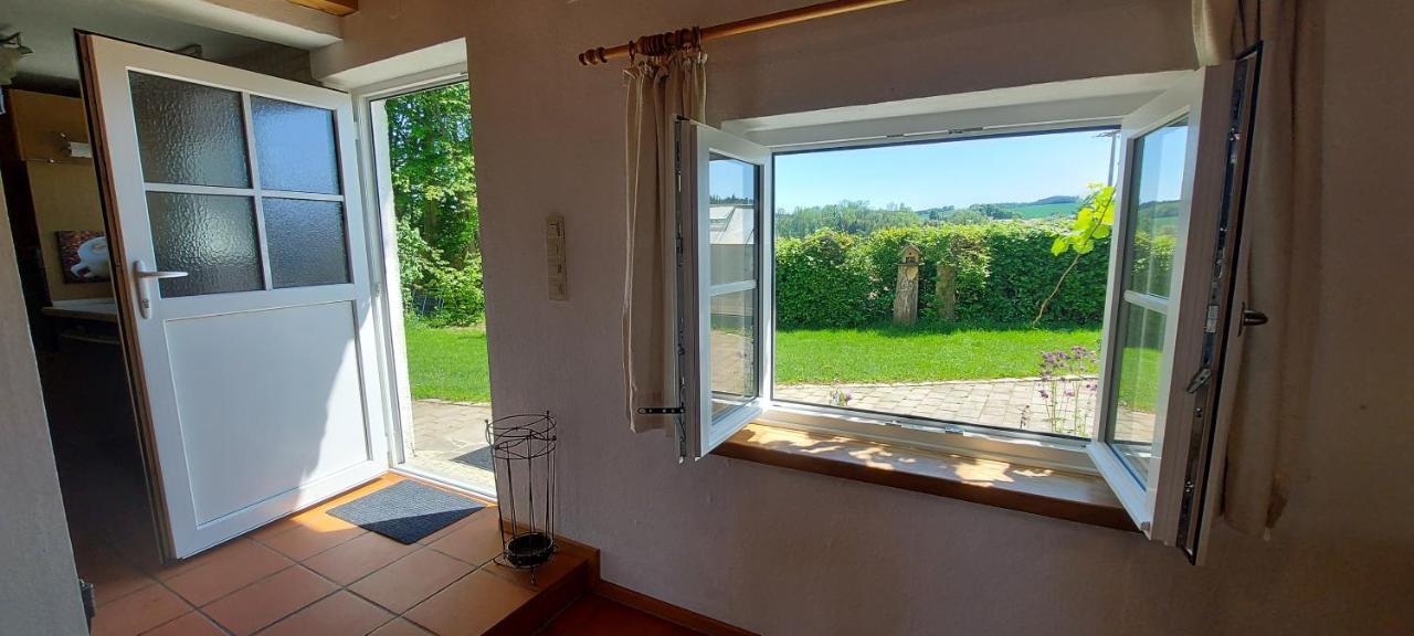 Ruhig Gelegene Ferienwohnung Im Gruenen Mit Terrasse Und Kleinem Garten Rotthalmuenster Bagian luar foto